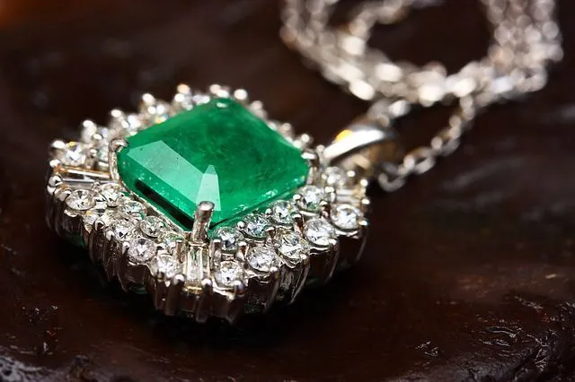 necklace 2405165 640