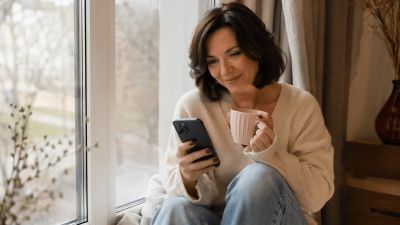 Женщина обдумывает, что ответить мужчине на вопрос «что ты ищешь» на сайте знакомств