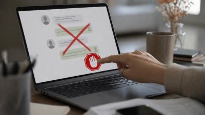 Женщина принимает решение прекратить переписку и завершить одностороннее общение
